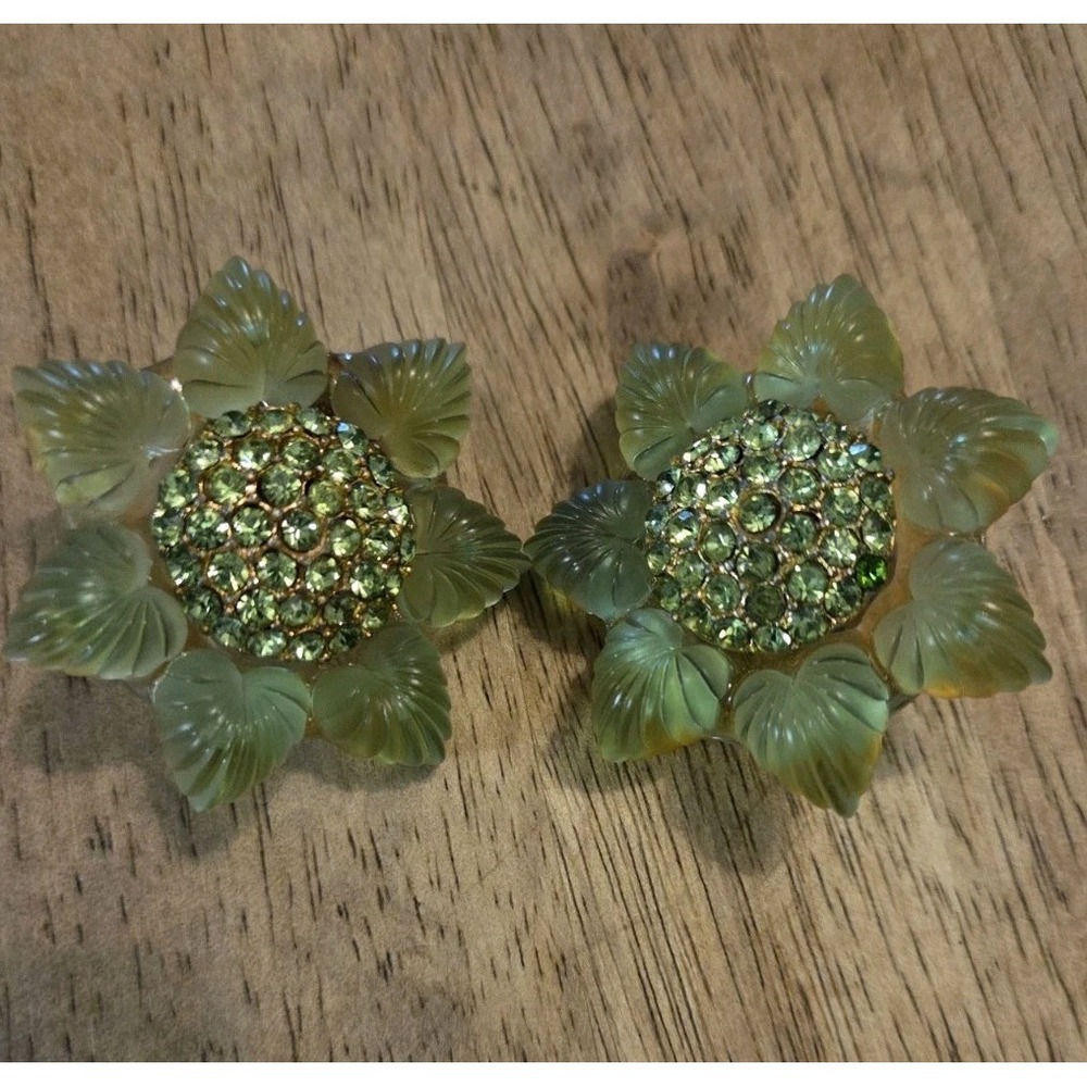 VTG Green Flower clip on earrings